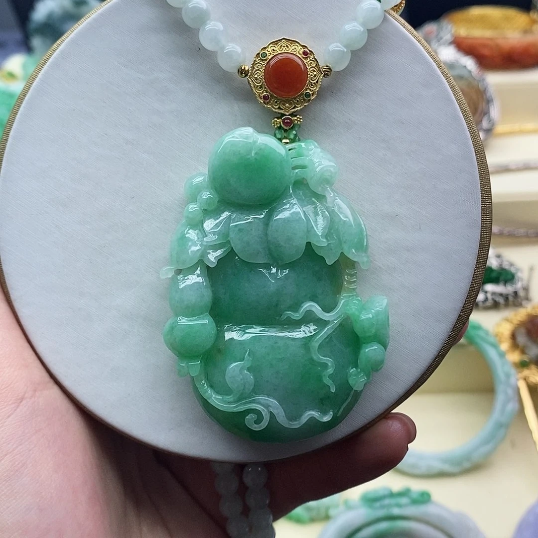 翡翠未镶嵌吊坠(赠链)