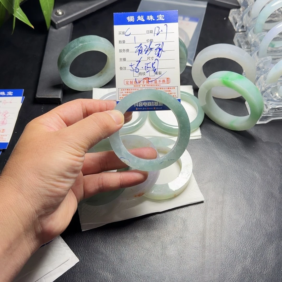 C***f定制翡翠未镶嵌翡翠手镯