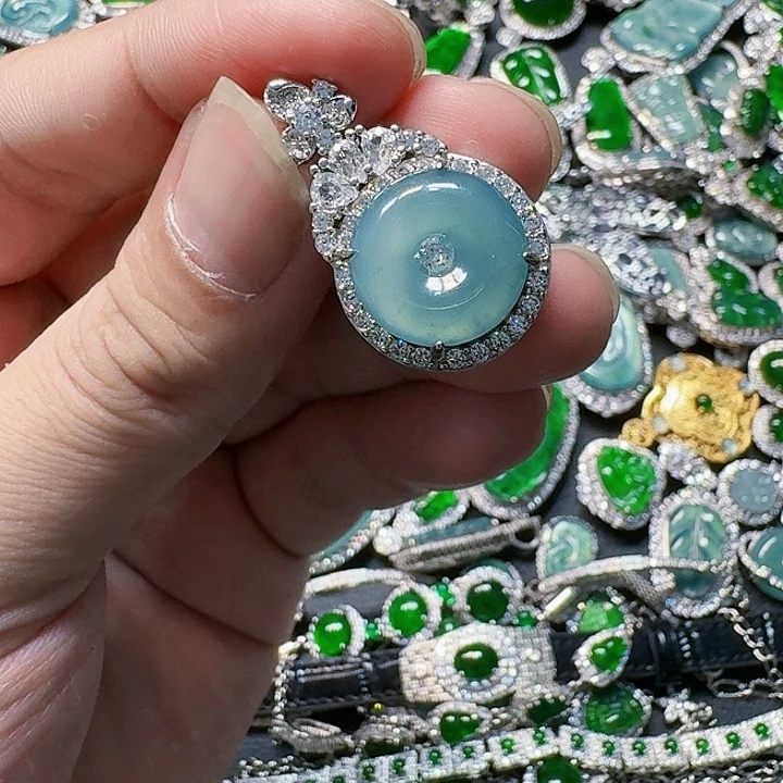 翡翠颈饰未镶嵌天然A货翡翠放漏