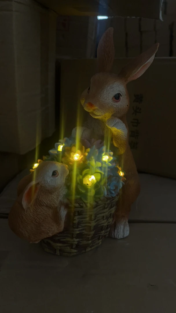 太阳能兔子树脂摆件
