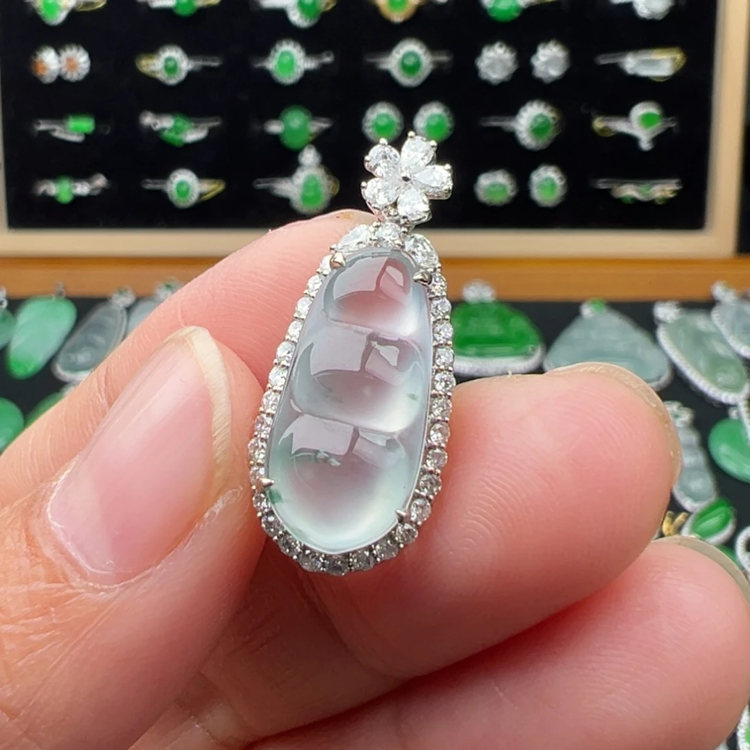 翡翠18K金镶嵌颈饰豆