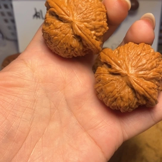 文玩核桃吊坠.****天白狮子