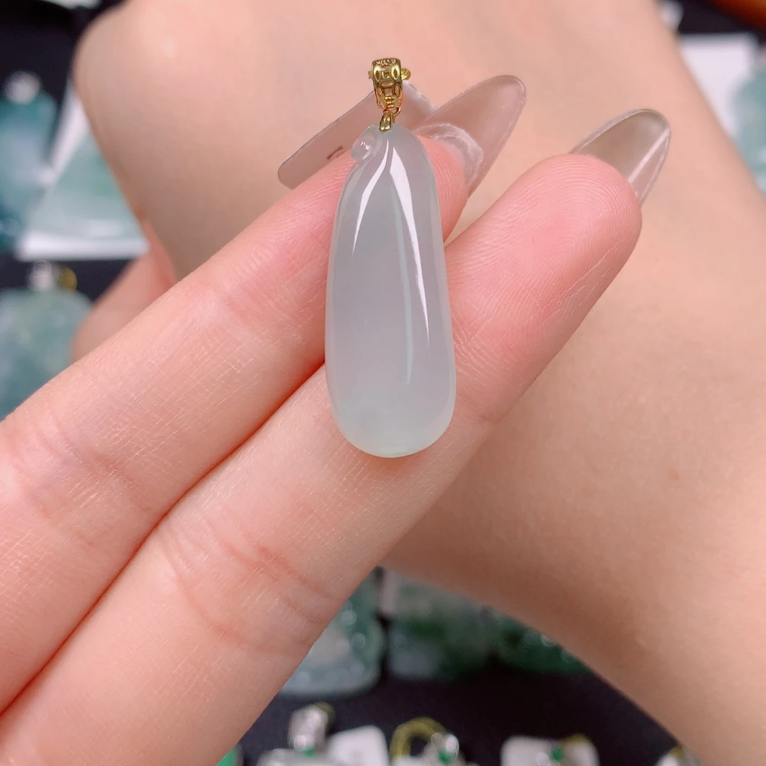 翡翠18K金镶嵌颈饰瓜瓜
