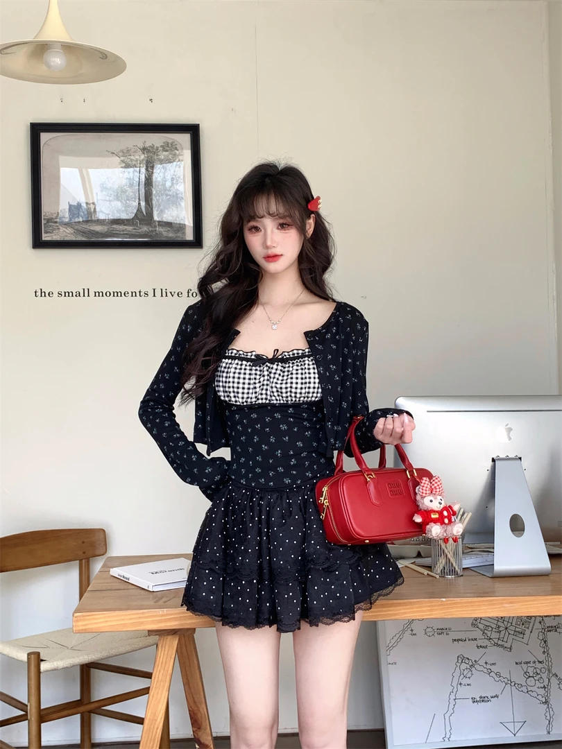 越韩小鱼 黑糖啵啵 甜美纯欲黑色碎花开衫格纹吊带波点半裙三件套