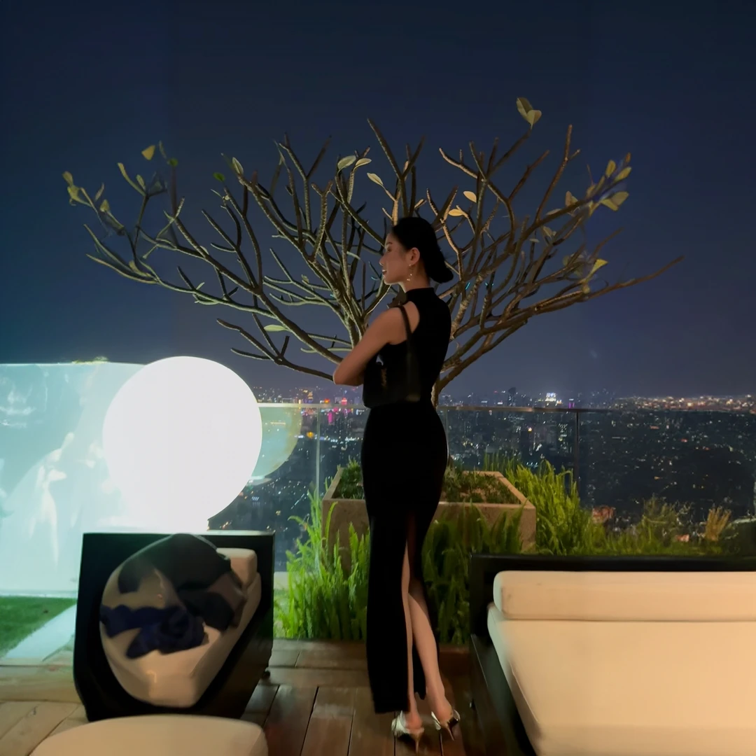 法式开叉性感包臀长裙高级晚礼服设计师挂脖黑色连衣裙无袖背心裙