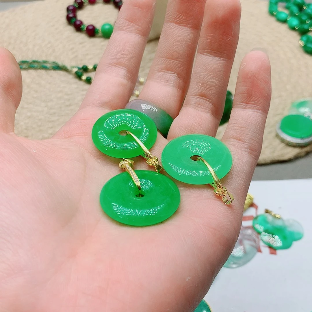 翡翠未镶嵌颈饰一图一物。 实物为准