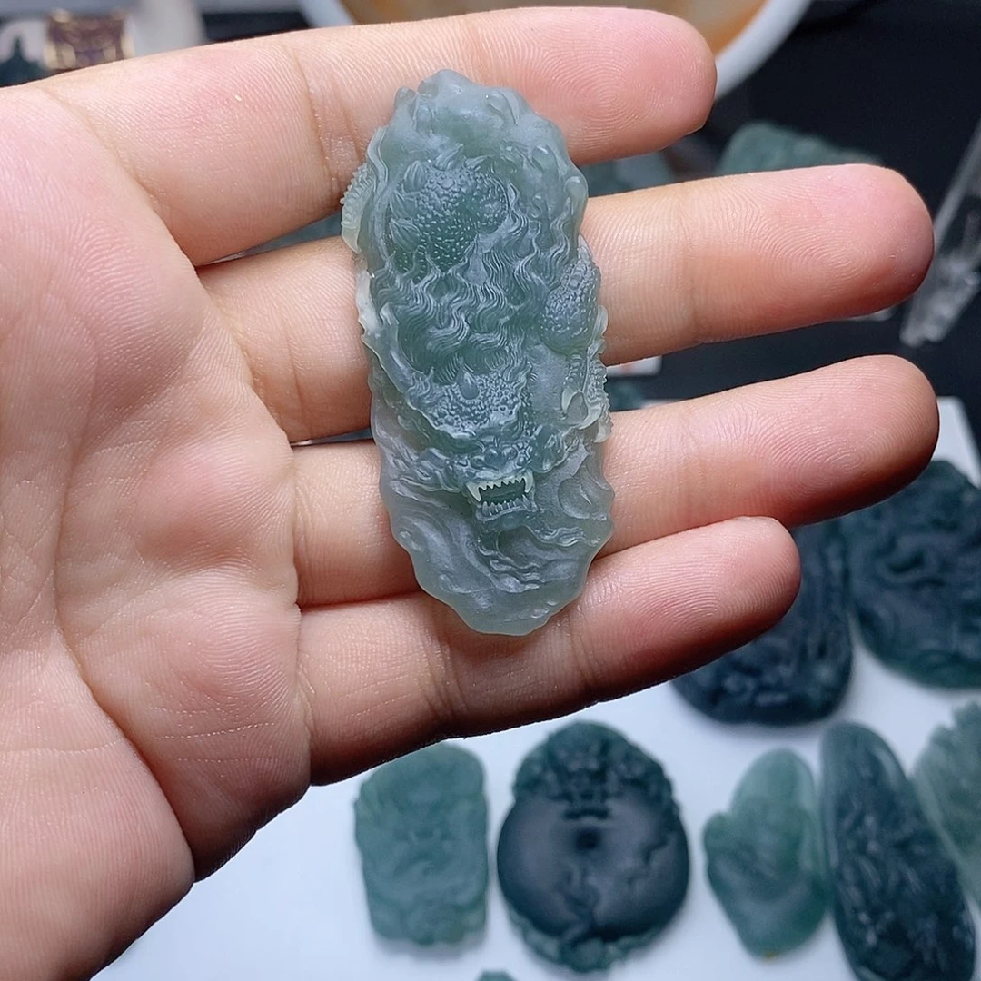 蓅***姩未镶嵌定制翡翠龙牌