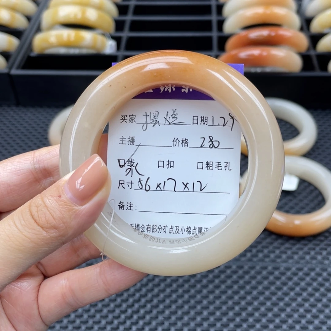 石英质玉手镯未镶嵌摆***?