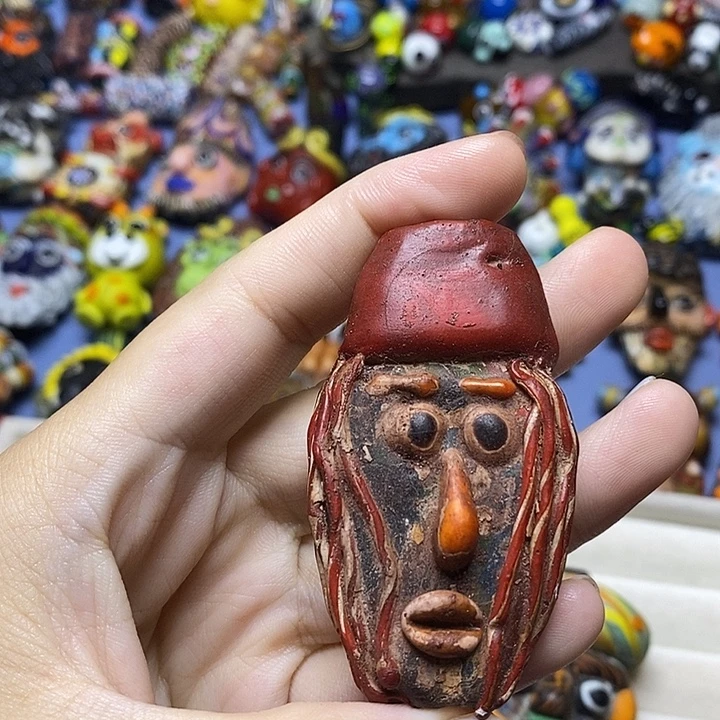 颈饰琉璃红色老画家