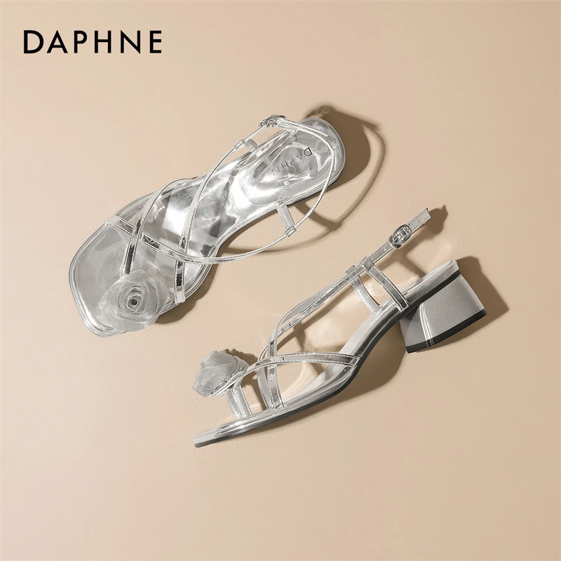 达芙妮2025夏季新款银色夹趾一字带凉鞋女法式方头百搭粗跟罗马鞋