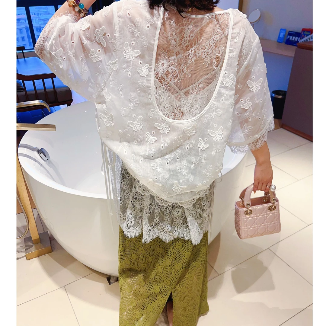 设计款白色蕾丝钩花宽松短袖夏季气质后露背叠穿上衣