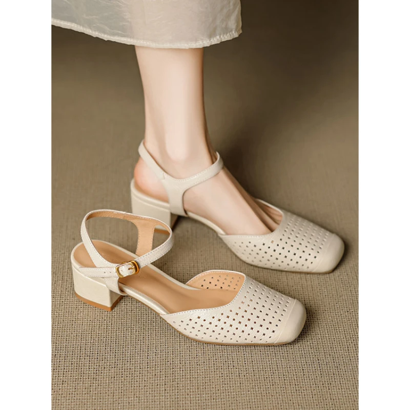 真皮法式镂空透气羊皮方头中跟包头凉鞋女2025夏季一字扣百搭凉鞋