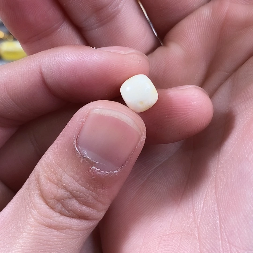 琥珀裸石未镶嵌担****面微瑕