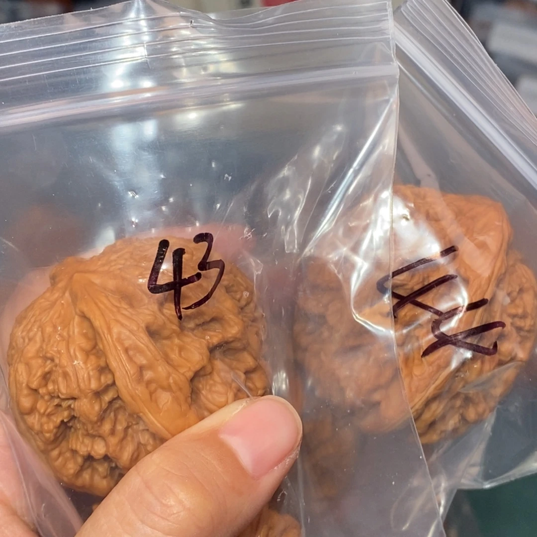 文玩核桃吊坠43和44粗筋