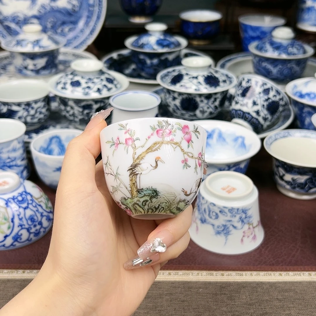 景德镇陶瓷微瑕杯。  景德镇