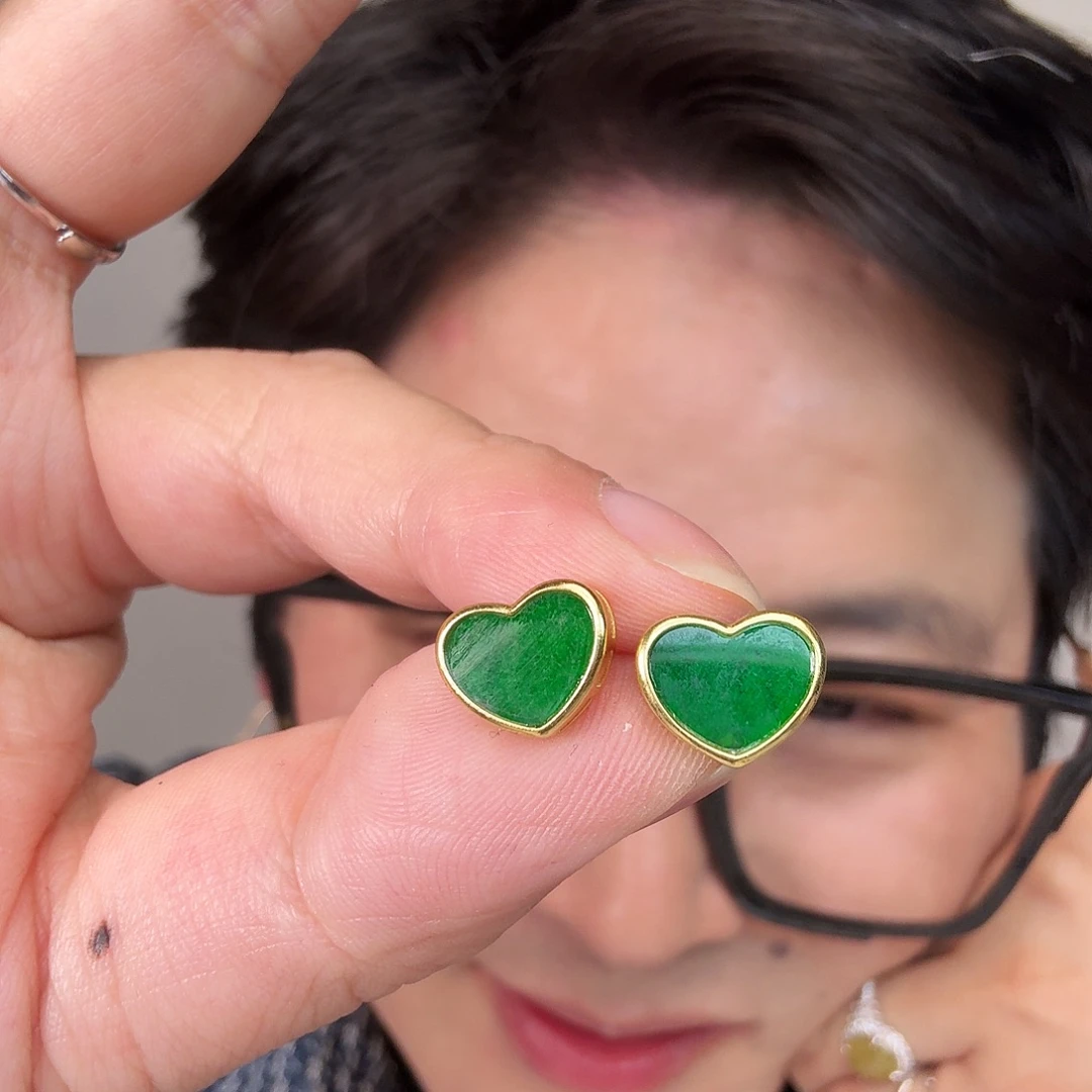 翡翠未镶嵌颈饰一对