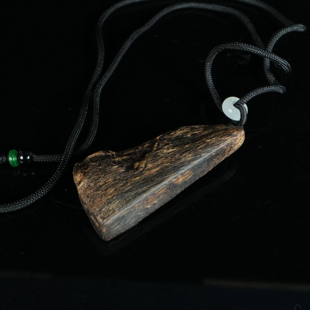 878 达拉干黑油软丝沉水沉香吊坠 节节高升 6×2.7×0.97cm  13.29g