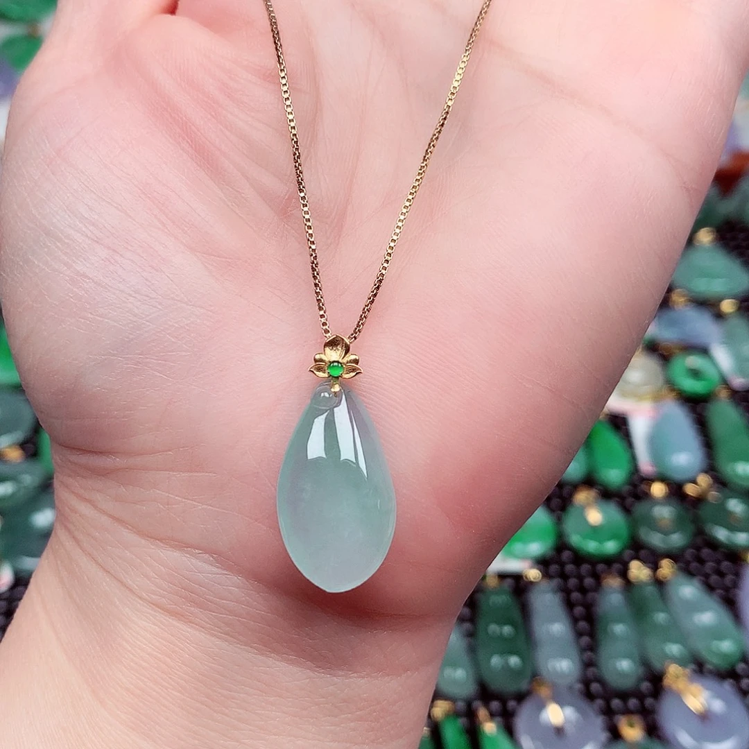 翡翠18K金镶嵌颈饰