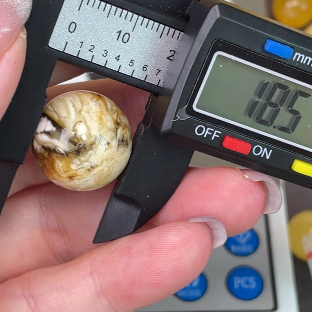 未镶嵌琥珀裸石微瑕370