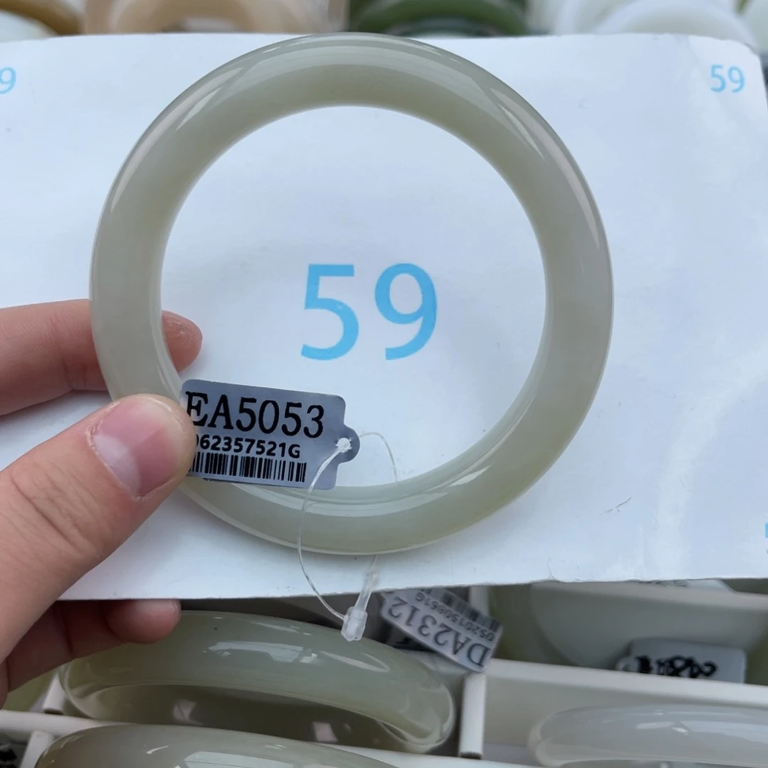 和田玉手镯未镶嵌?