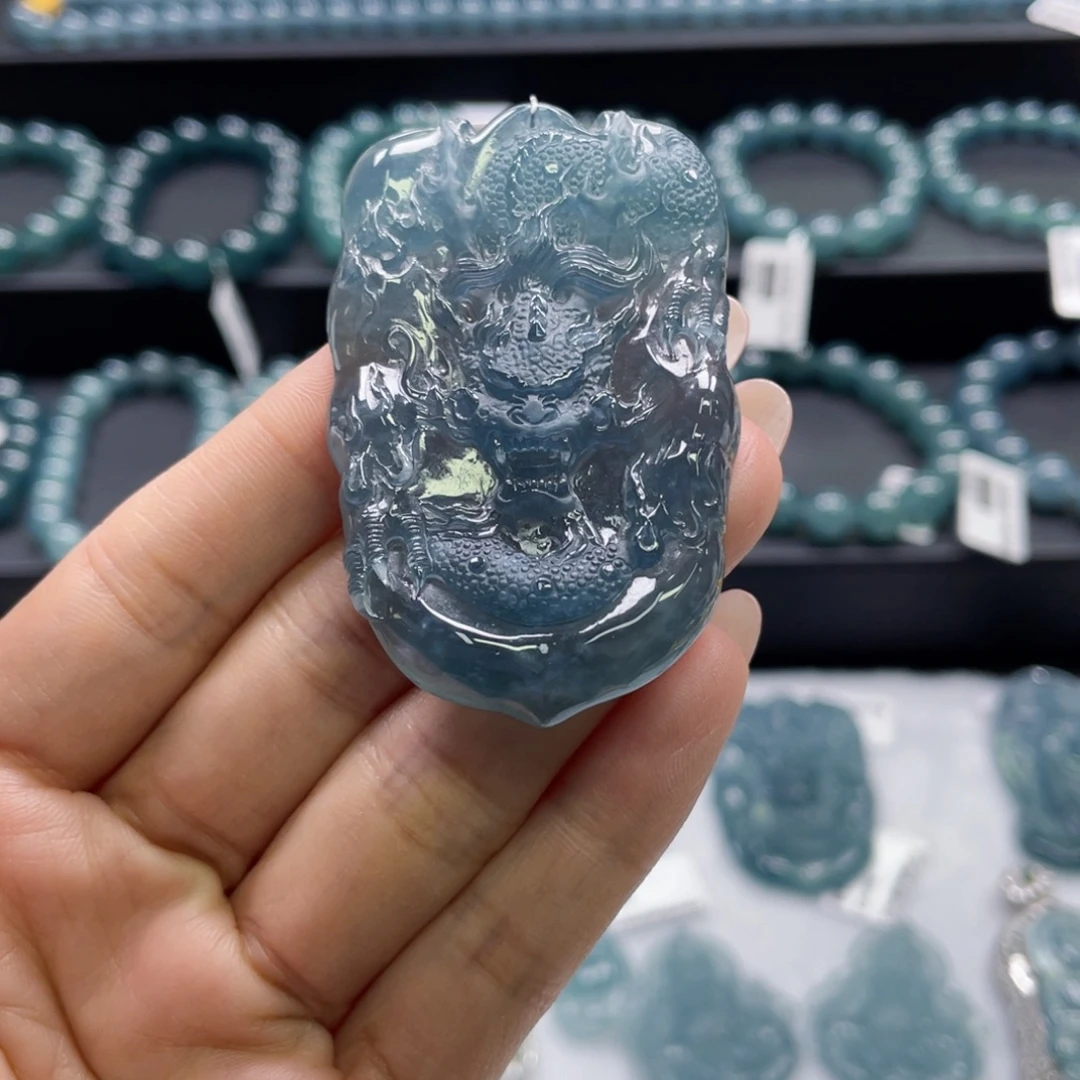 翡翠未镶嵌颈饰龙牌