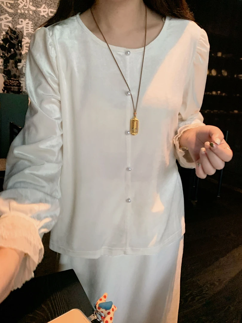 漫姐的店【柔时光】26冬季新款丝绒排扣小衫花边拼接设计感上衣女