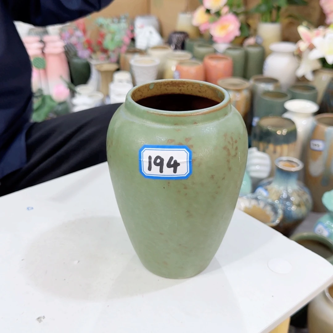 194号小花瓶高16厘米微瑕一个