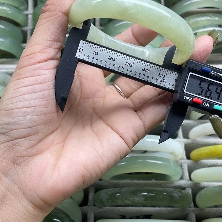 蛇纹石玉未镶嵌手镯311