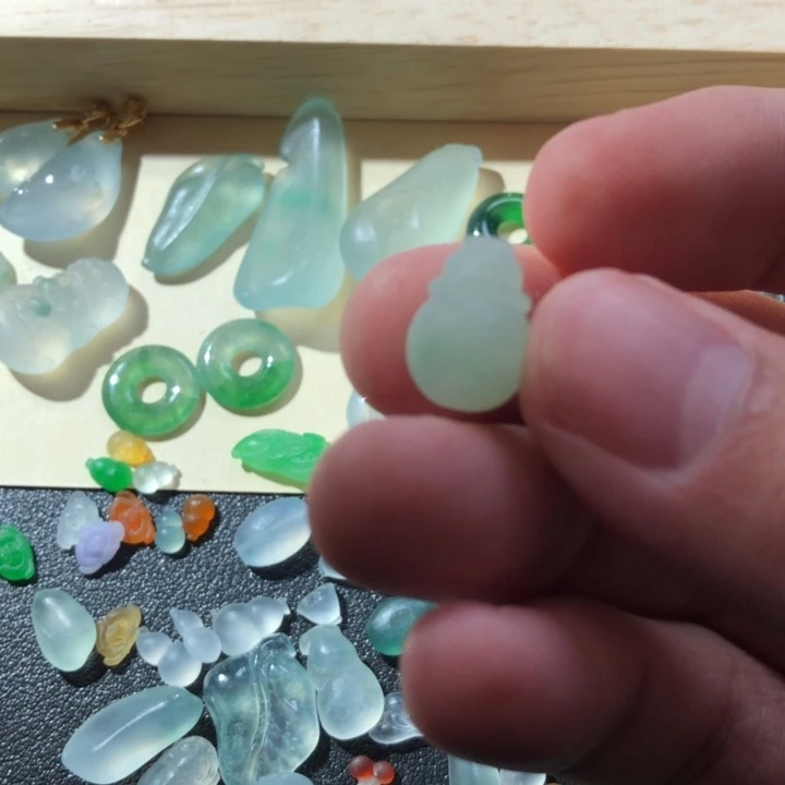 定制翡翠未镶嵌挂件