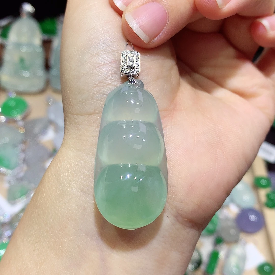 颈饰18K金镶嵌翡翠豆子