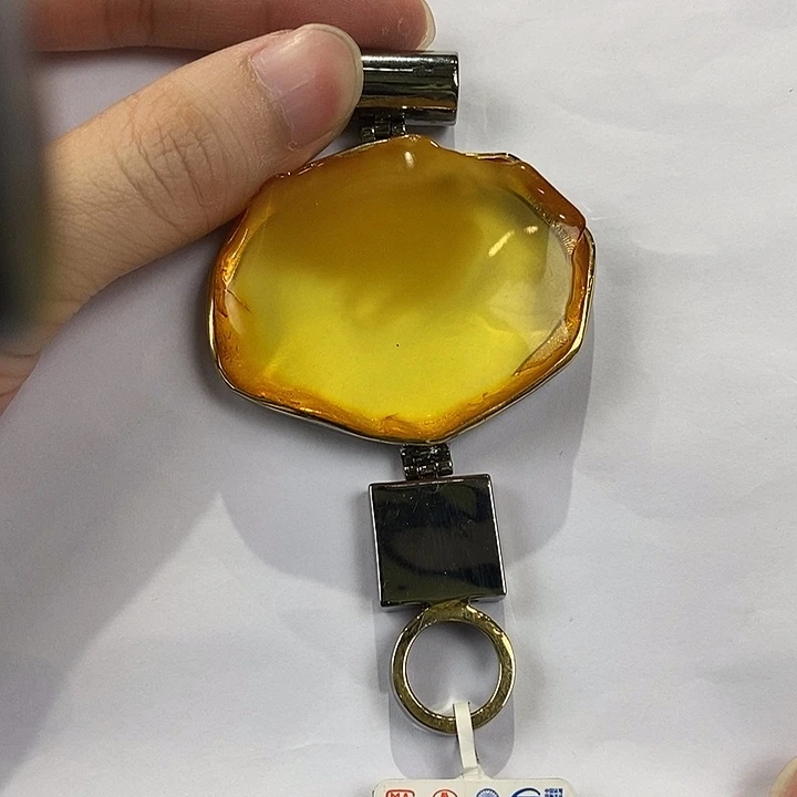 琥珀未镶嵌颈饰多人