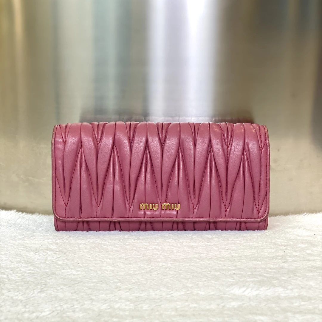 99新 MIU MIU/缪缪 爱马98新缪缪褶皱粉色钱包5072