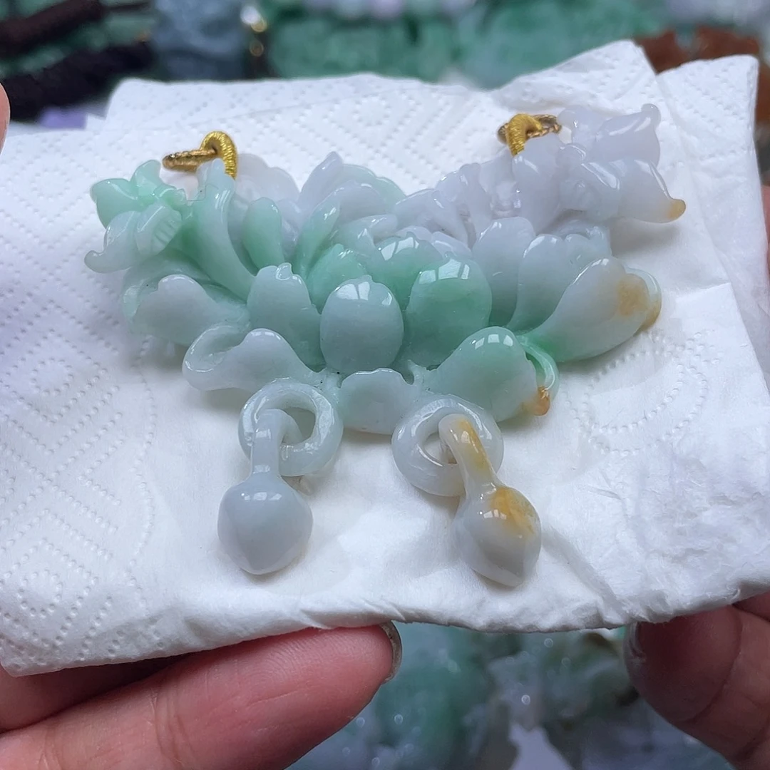 颈饰未镶嵌翡翠半****?