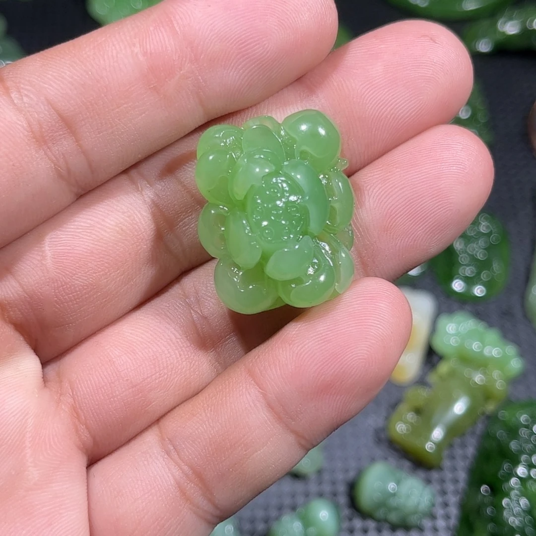 程***店和田玉未镶嵌颈饰