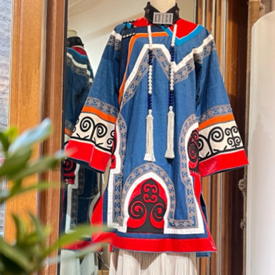 古典风格彝族服饰适合多种场合穿着的民族风服装