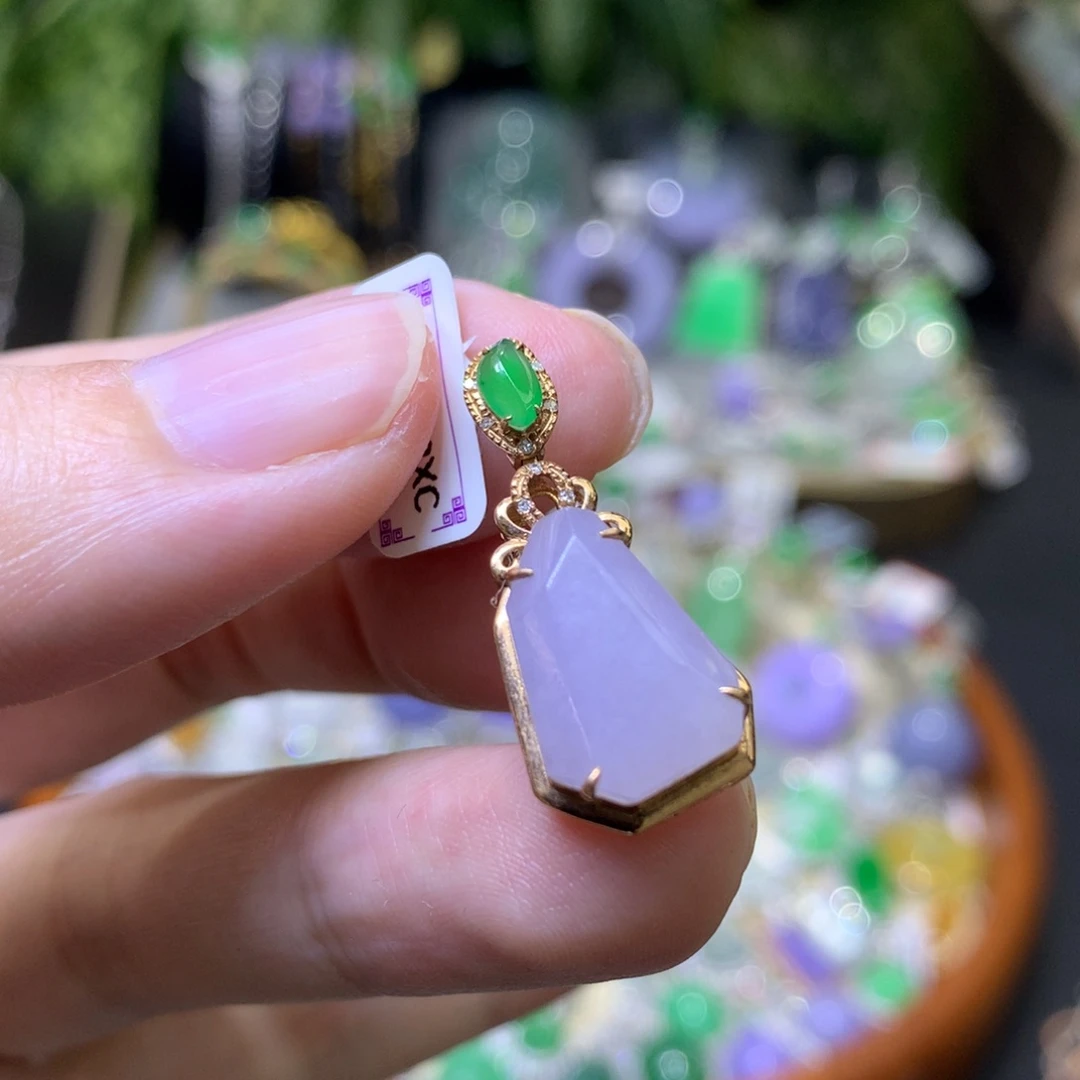 颈饰18K金镶嵌翡翠