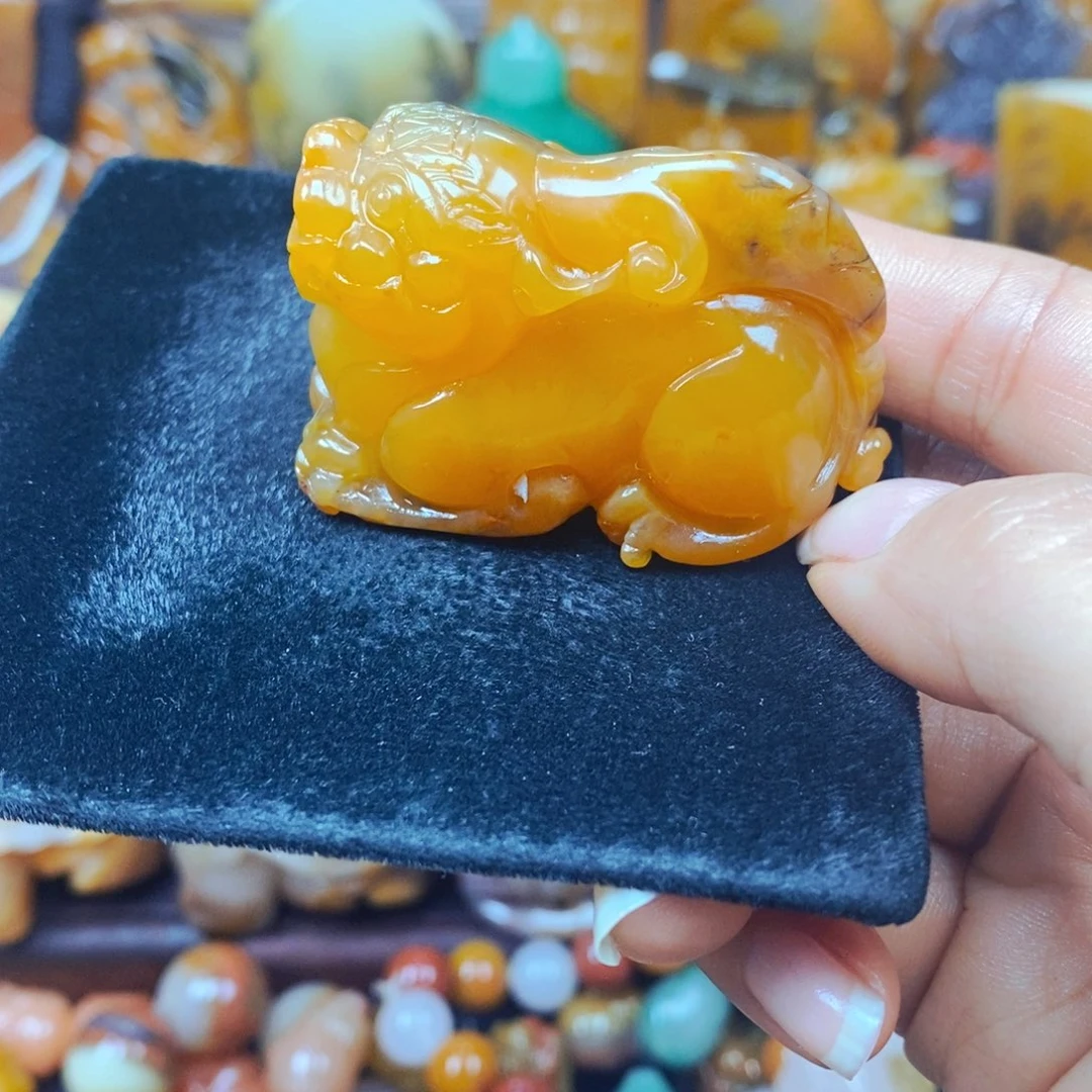未镶嵌石英质玉（黄龙玉）颈饰