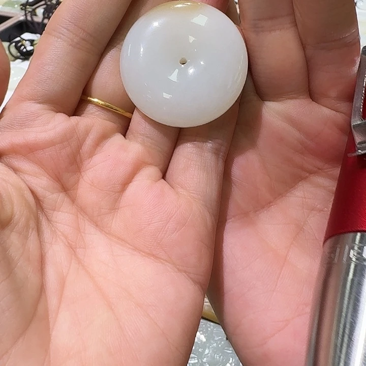 阳***阳颈饰未镶嵌和田玉