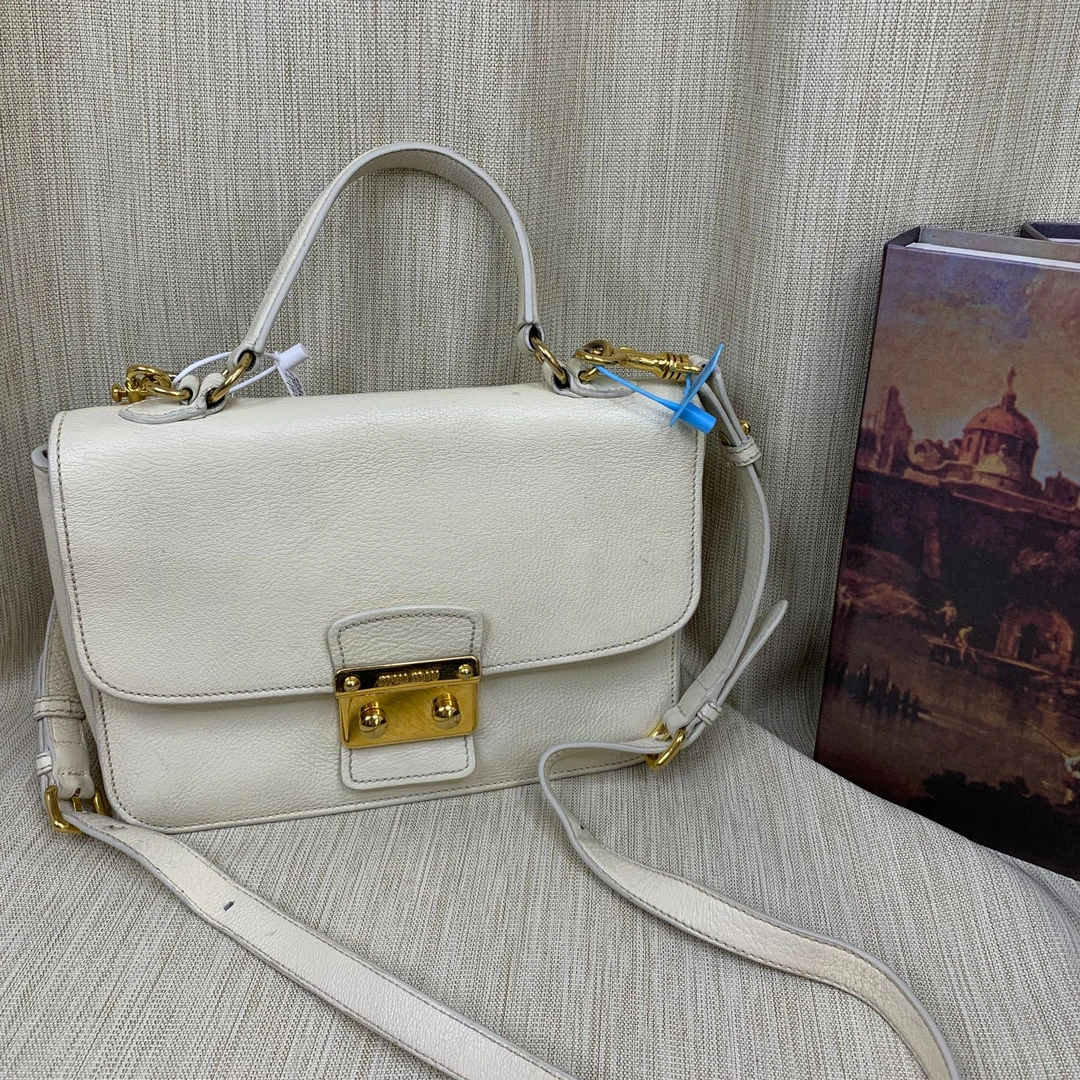 95新 MIU MIU/缪缪 白色金标邮差包/FY09521038/1038