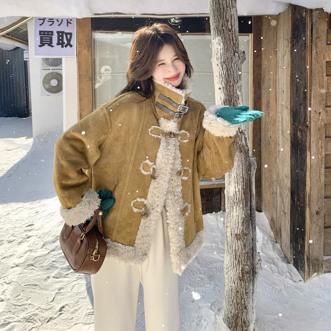 姜黄色设计感羊羔毛外套女2025冬韩系复古牛角扣立领加厚皮毛一体