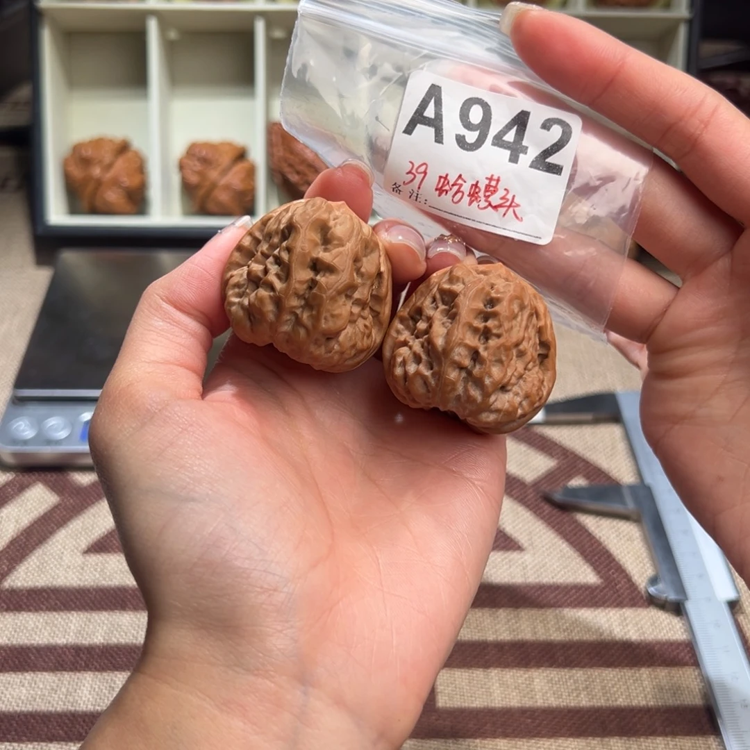 39四开背蛤蟆头文玩核桃