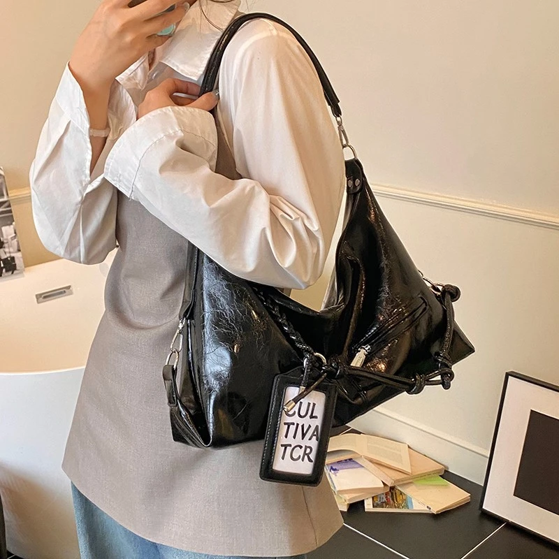 休闲通勤大容量包包女2025新款轻便百搭斜挎包时尚单肩腋下托特包