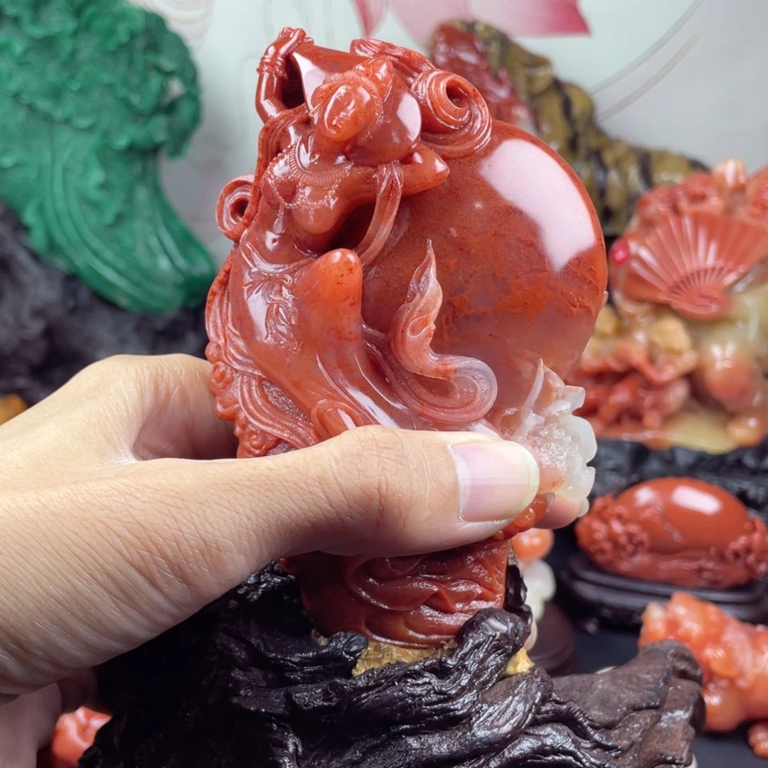 寿山石手艺人雕刻技艺高超