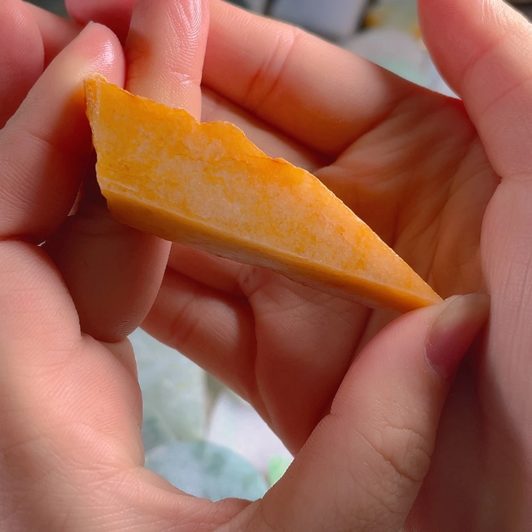 颈饰未镶嵌翡翠。