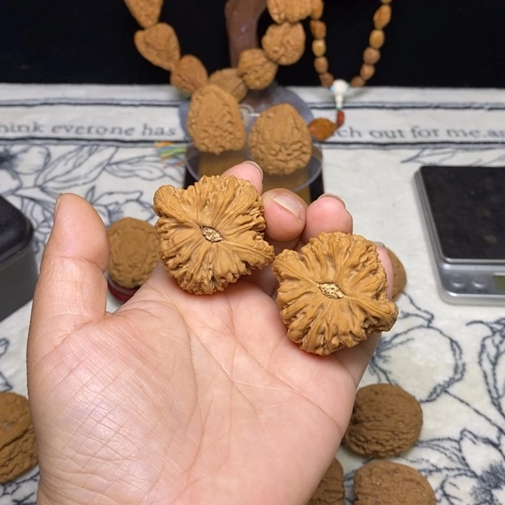 好***生吊坠文玩核桃魔眼凹底