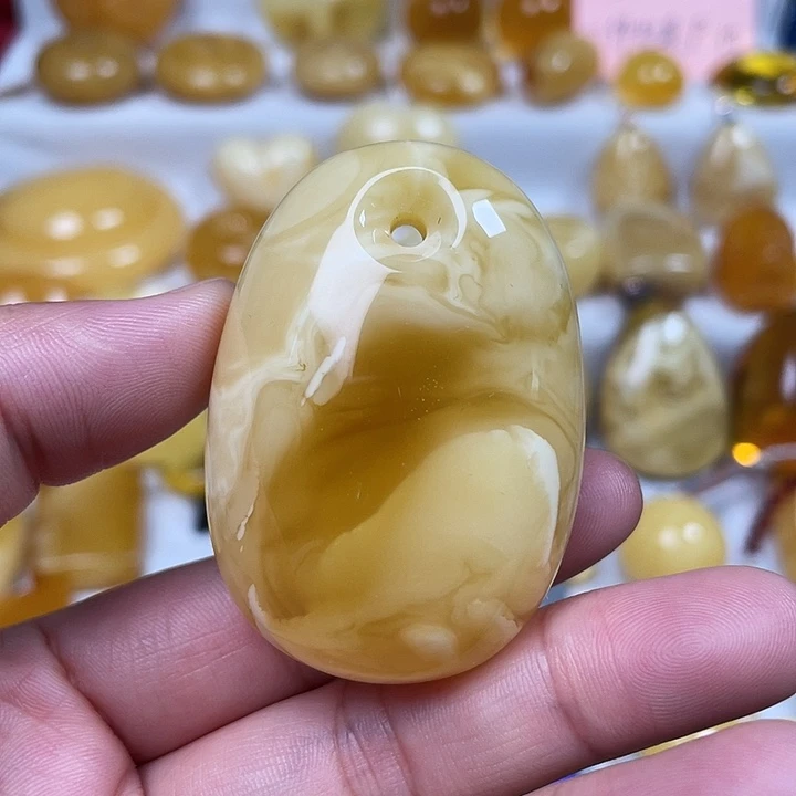 蜜蜡未镶嵌颈饰白花溶洞挂坠