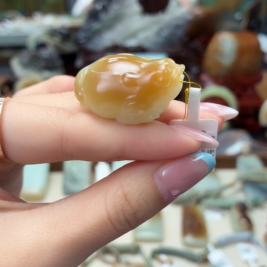 颈饰未镶嵌和田玉新疆糖白 三角献瑞