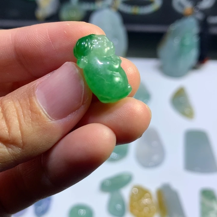 翡翠未镶嵌颈饰我兔子