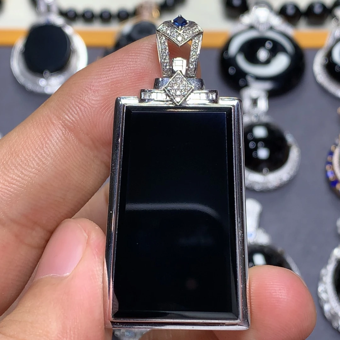 颈饰18K金镶嵌翡翠墨翠无事牌