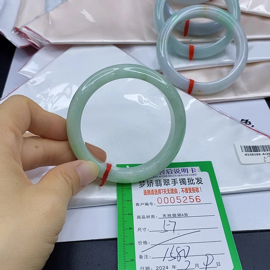 翡翠手镯未镶嵌翡翠手镯